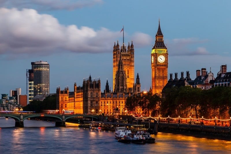 Đồng hồ Big Ben là biểu tượng nổi tiếng của London, với tháp đồng hồ cao và âm thanh chuông vang vọng khắp thành phố